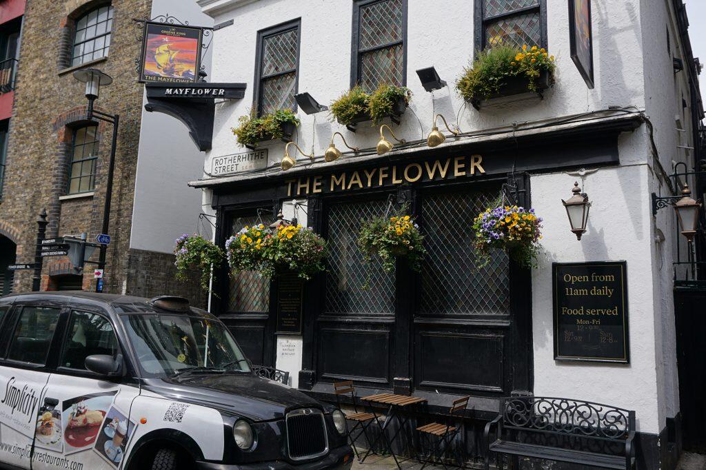 A traditional British pub London food tour