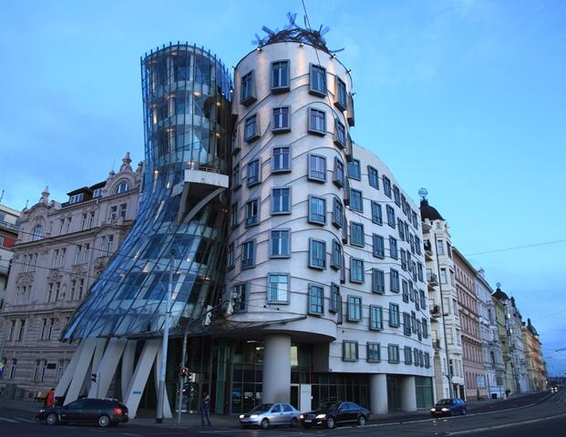 Dancing_house_en_wikipedia_eating_prague