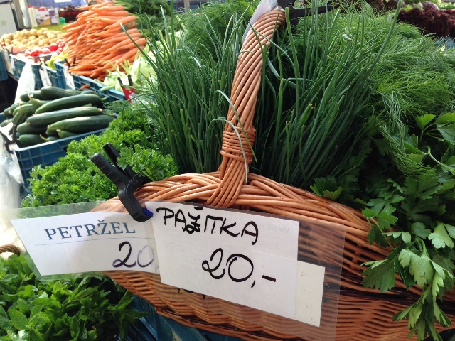 Jiřího_z_Podebrad_farmers_market_eating_prague