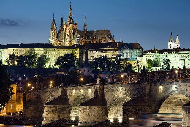 Night_view_of_the_Castle_and_Charles_Bridge_Prague