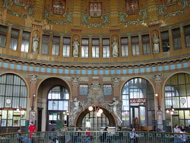 Prague_main-train-station_de_wikipedia_eating_prague