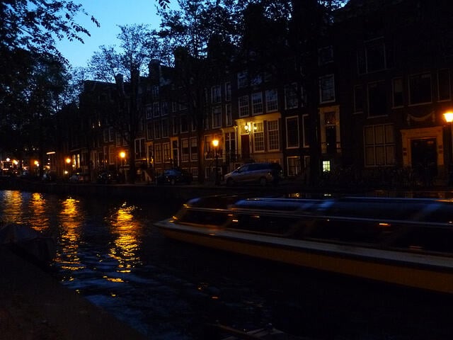 canais à noite amsterdão