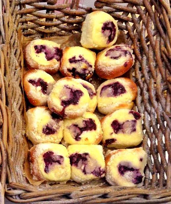 czech_kolac_pastry_eating_prague