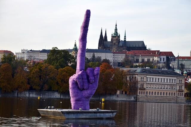 david_cerny_finger_eating_prague