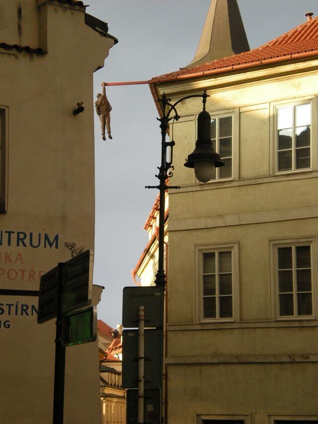 david_cerny_hanging_man_eating_prague