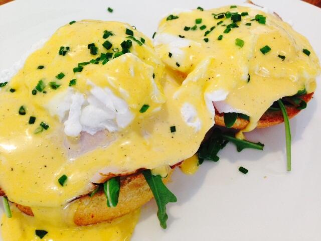 eggs_benedict_brunch_in_prague_eatingprague_tours