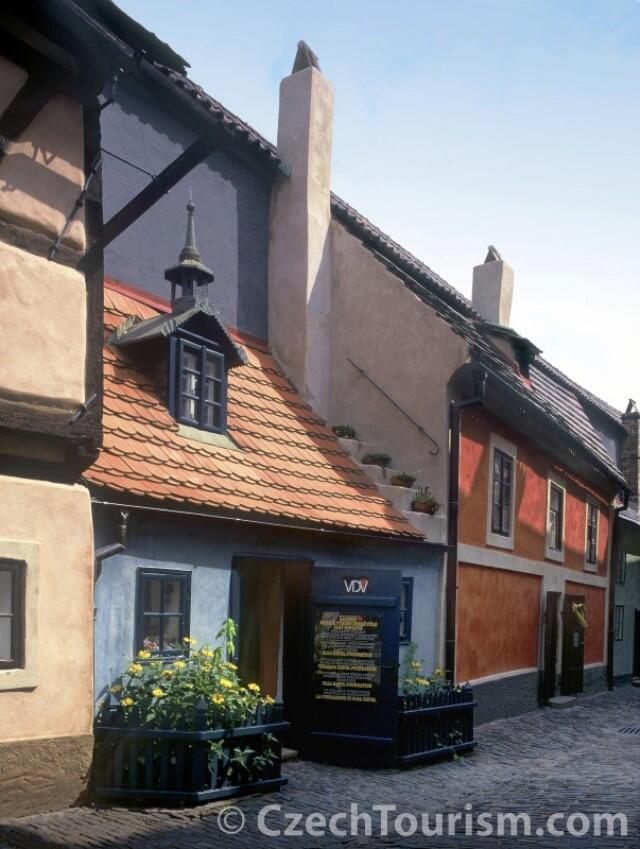 golden_lane_prague_czech_tourism_eating_prague