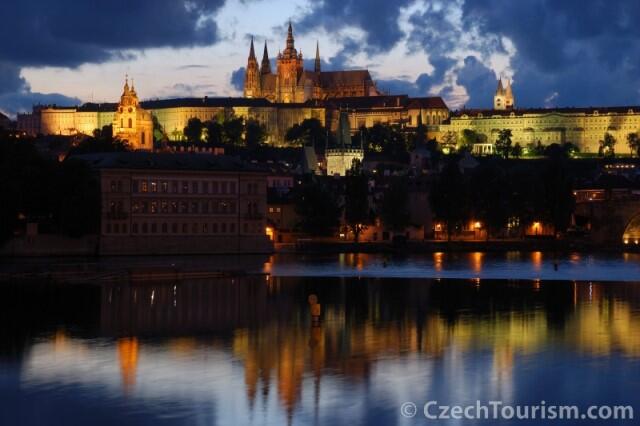 prague_castle_czech_tourism_eating_prague