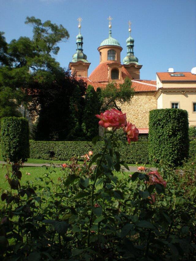 rose_gardens_petrin_funicular_eating_prague