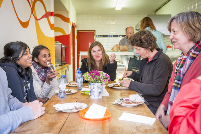 tour_group_eating