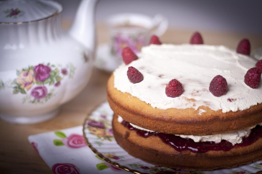 The Perfect Victoria Sponge Cake Eating London Tours 