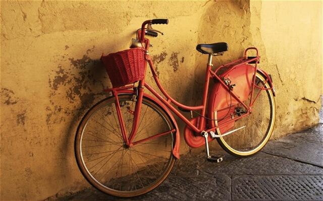 Explore Florence's small streets on your very own bicycle (Photo credit: )