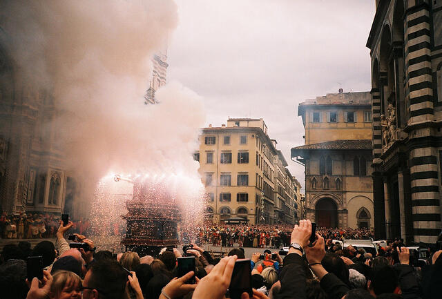 Scioppio del Carro in Florence. By Monica Kelly. https://www.flickr.com/photos/melancholypear/4527974099/in/photostream