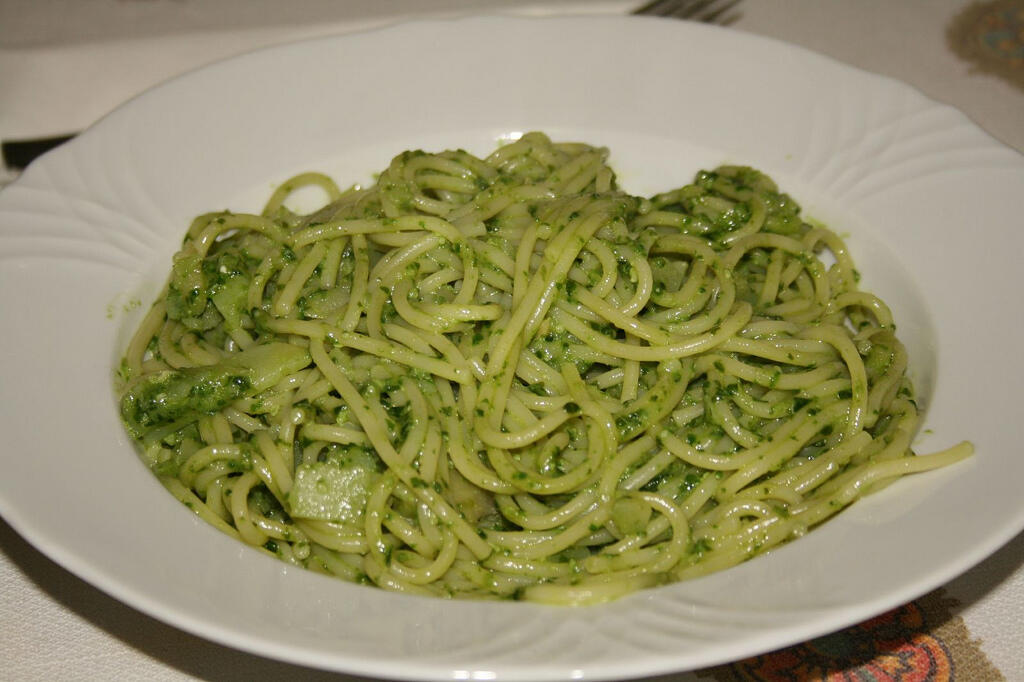 Spaghetti with pesto alla genovese (Credit: Lucadea)