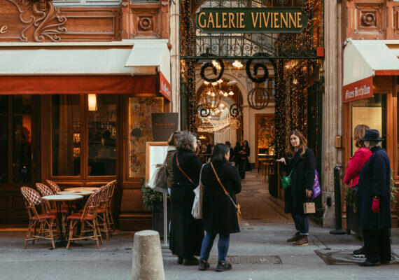 A Morning in Paris Food Tour: Croissants, Baguettes & Chocolate 