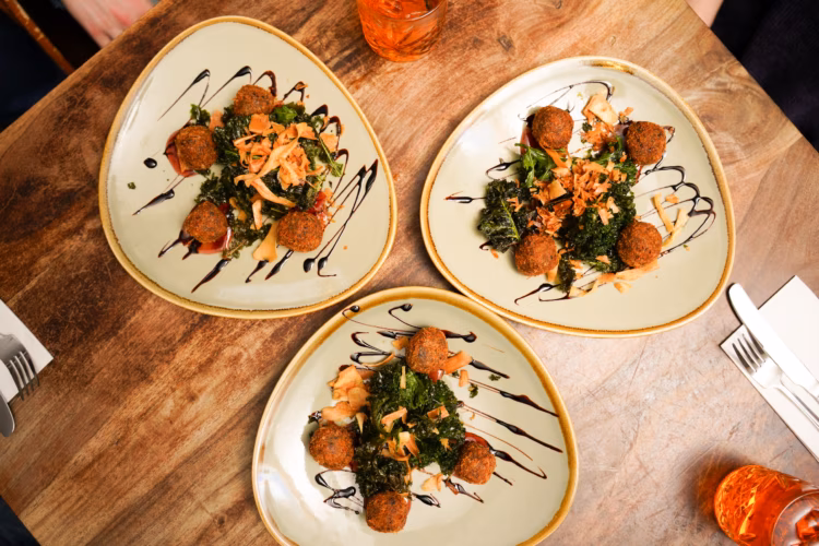 Eating Edinburgh: Old Town Food & Drinks Tour