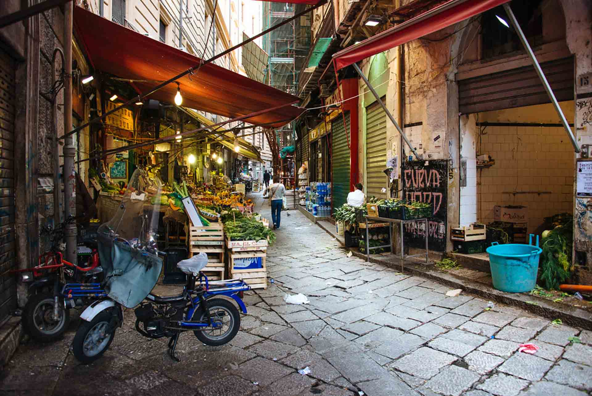 bike_and_stalls_La_Vucciria_Market