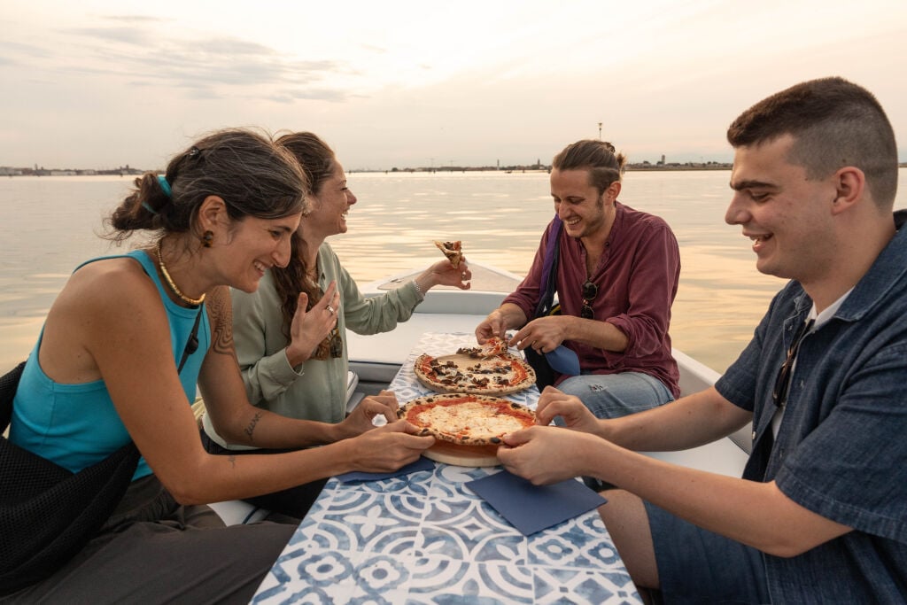 Venice_boat_food_drink_tour_pizza