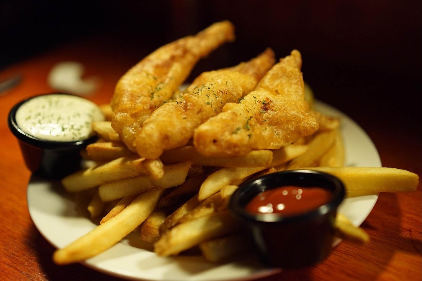 Sauce_with_fish_and_chips_London
