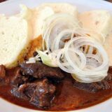 Czech_goulash_with_onions_Prague