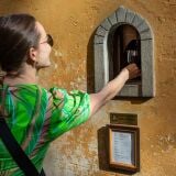 Lady_grabbing_wine_glass_from_window_Babae_Florence