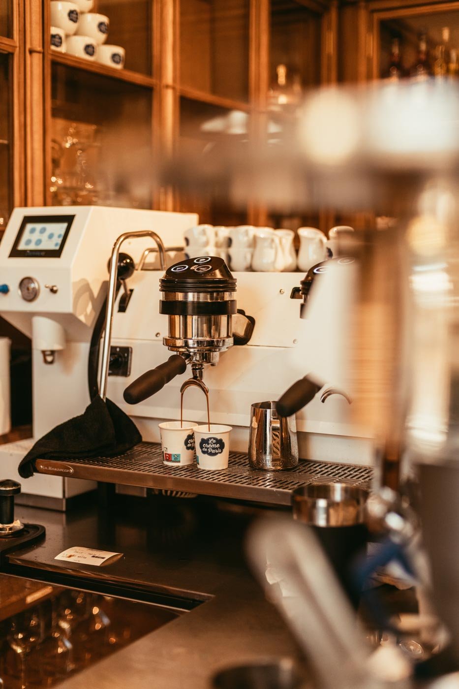 Coffee_machine_at_Creme_du_Palais_Royale_Paris