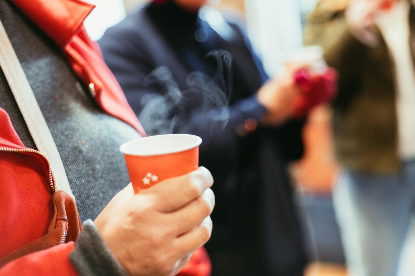 Person_drinking_at_Dammann_Frères_Paris
