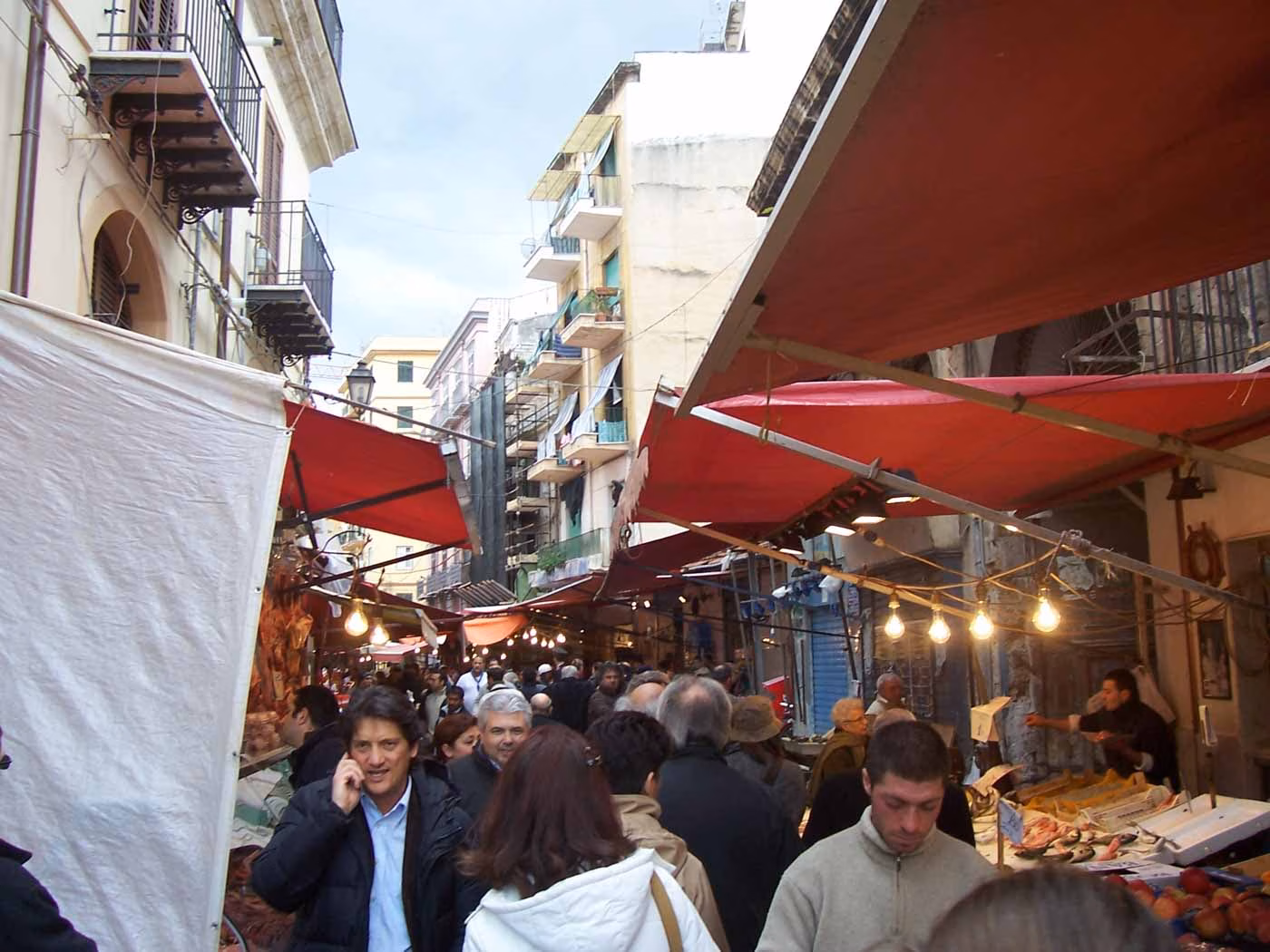 People_shopping_in_ballaro_market