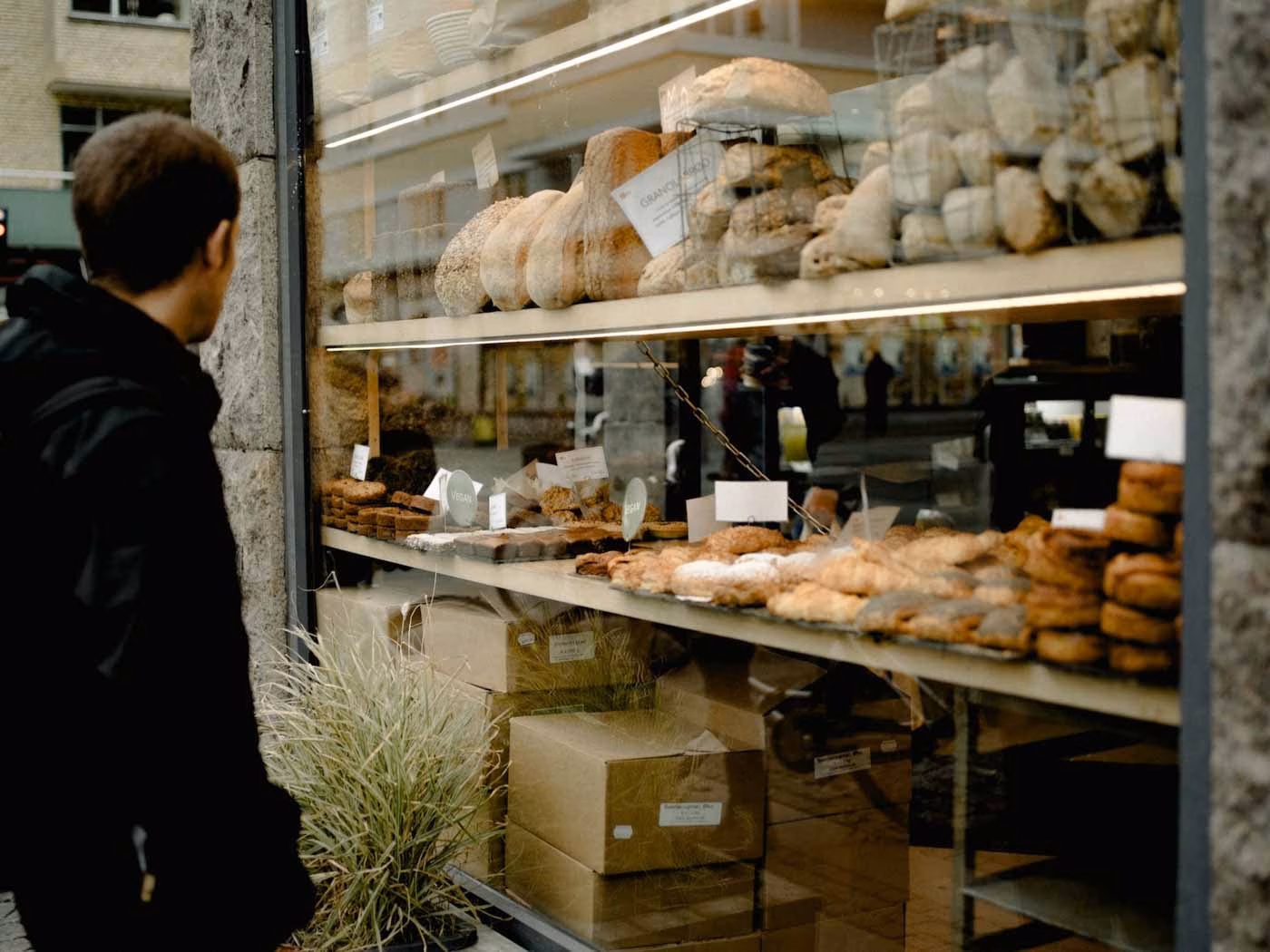 Asmuo, ieškantis_bakery_lango_Kopenhagoje