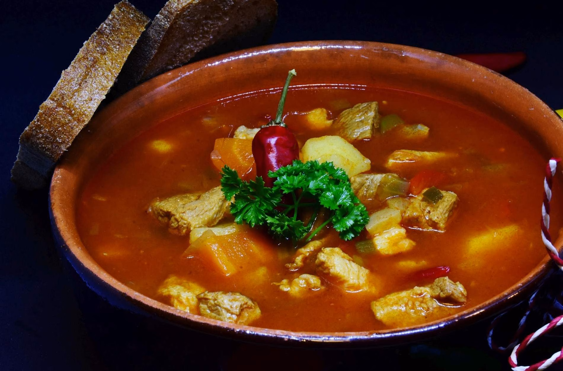 Bread_with_goulash_budapest