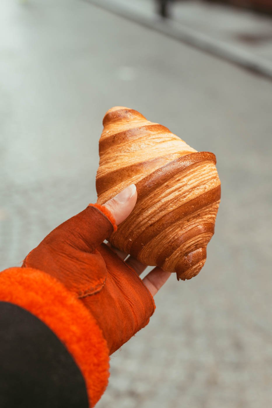 Person_holding_croissant_Jeffrey_Cagnes_Paris