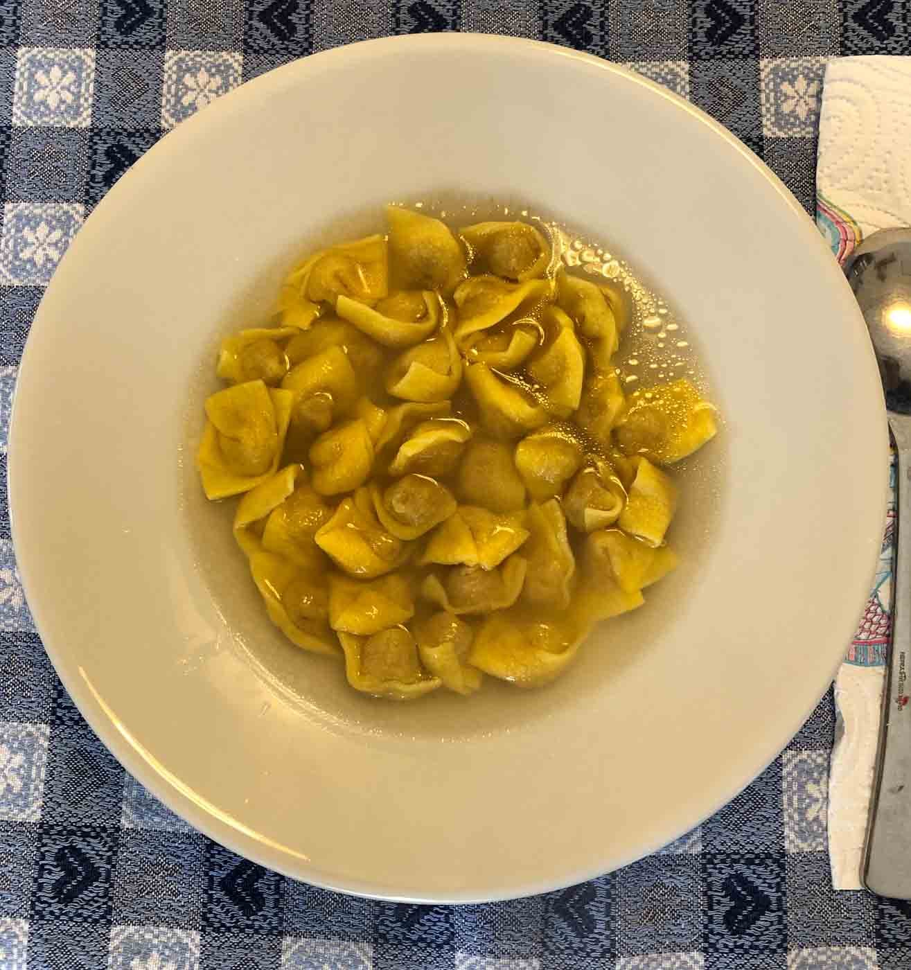 Tortellini_in_brodo_Bologna